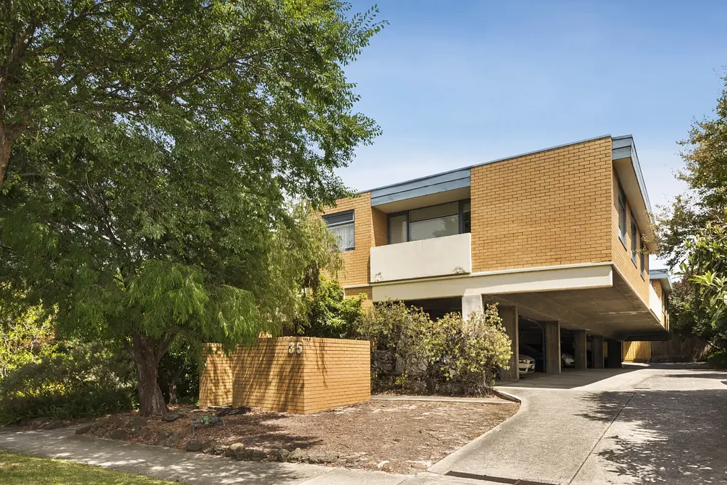 Large 2 bedroom apartment with courtyard.