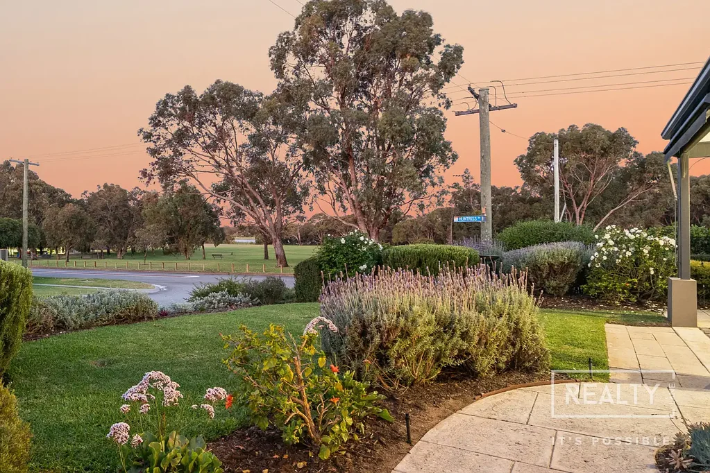 Karrinyup 3房  Lakeside Living at its Best