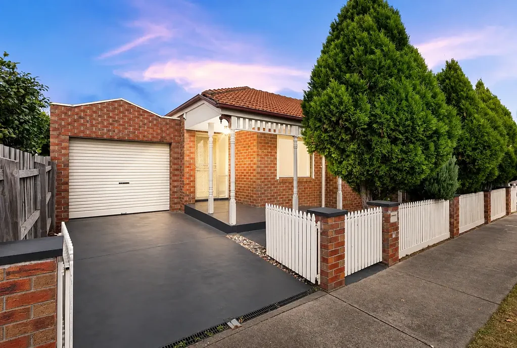 MODERN, SPACIOUS & SUPERBLY LOCATED.