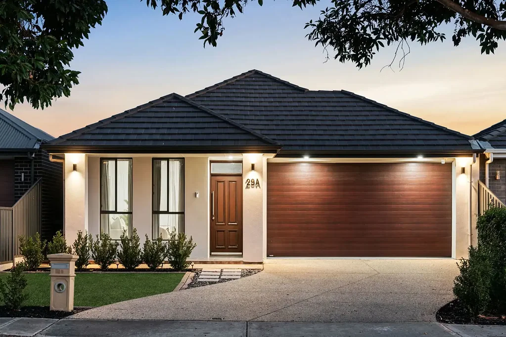 North Plympton 4침실 Well-Appointed Family Living with Poolside Entertaining in a Prime Setting.