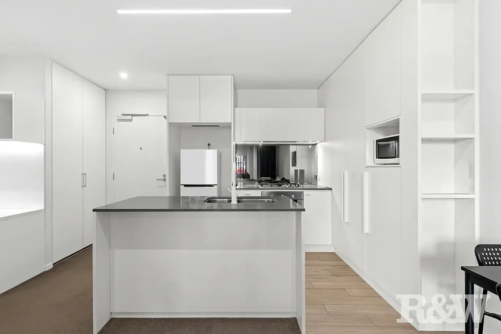 Woolloongabba 1房 时尚公寓设计 高级装修工艺 私人庭院宽敞 开放式布局采光足 岛台高端电器 城市景观无边泳池 健身房影音区 免刷卡安全入口 专属停车位近商圈 步行学校医院CBD Urban Elegance Meets Lifestyle Convenience At The Lexington