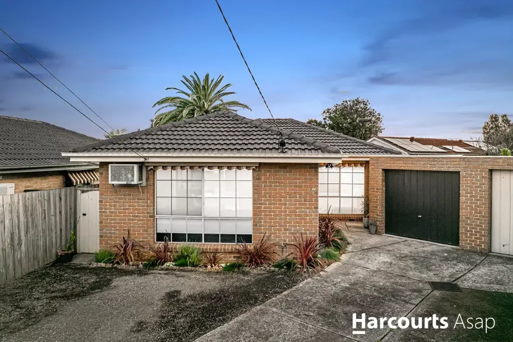 Dandenong North 2Moenga Contemporary Comfort Meets Everyday Convenience!