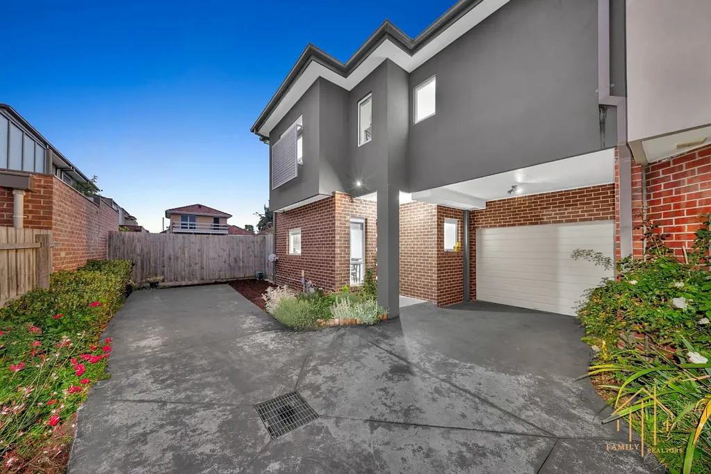 Dandenong 2房 精心升级双层联排 现代设计低维护 光照充足石材台面 不锈钢电器宽敞卧 实用布局安全车库 交通便利生活优 Stylish Double-Storey Living with Premium Upgrades