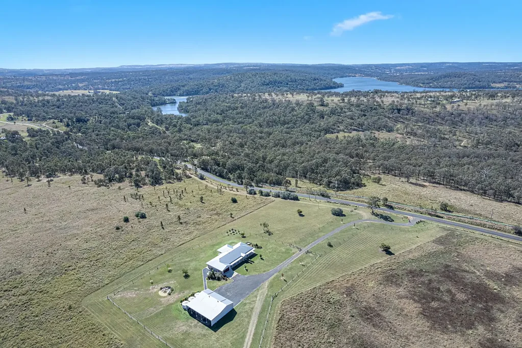 Meringandan Panoramic Luxury Homestead on Lake Cooby's Doorstep