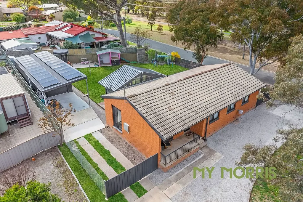 Kambah 3部屋 Fully renovated home with new, gorgeous sunroom overlooking expansive backyard
