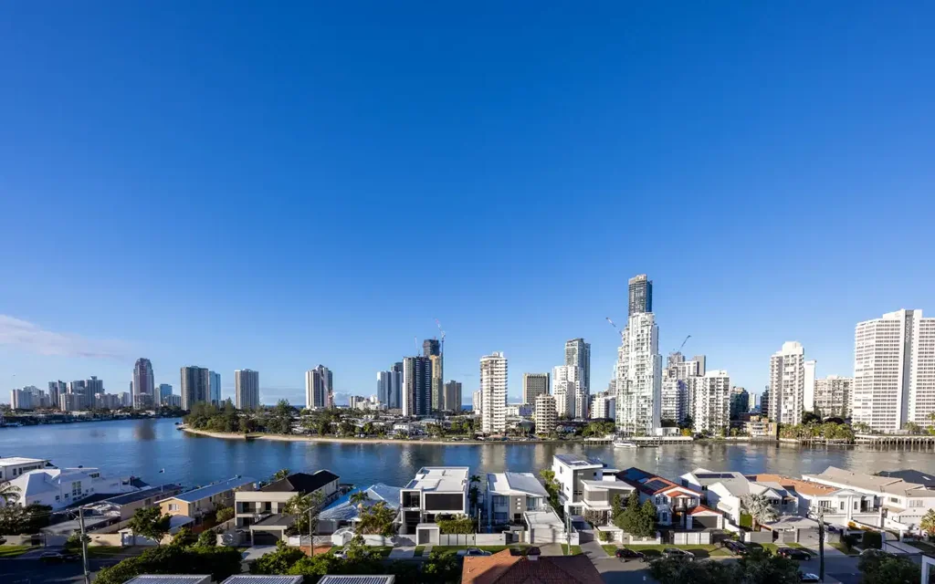 Surfers Paradise 3 Slaapkamer Elevated Sub-Penthouse Living with Panoramic River, Skyline and Hinterland Views