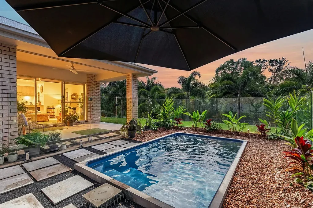 Dundowran Beach 4房  Dundowran Beach Sanctuary: Space, Style & Serenity Moments From The Shore