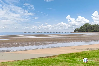 Sandgate 2房 Avenues区黄金地段 405m²平坦地块 温馨两卧两卫 充满潜力 特色细节丰富 高天花板 日光室 步行滨水生活 Endless Potential Just Steps from the Waterfront