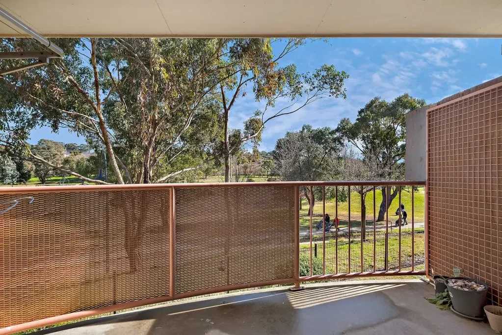Ngunnawal 2ਬੈੱਡਰੂਮ Renovated Retreat with Golf Course Outlook - Low Strata Cost - Ideal First Home or Investment