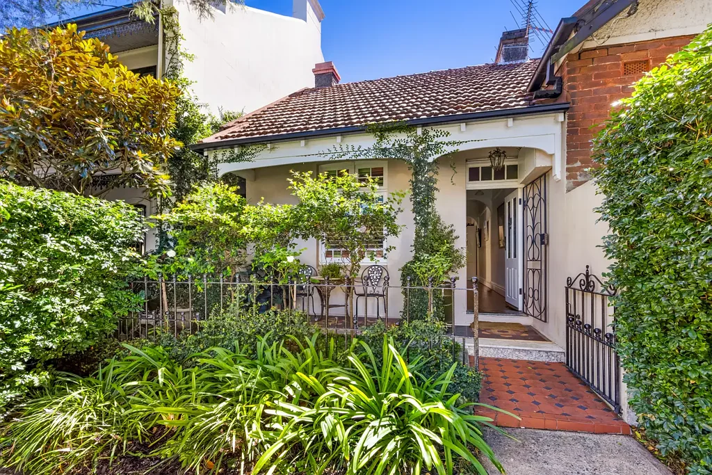 Bondi Junction 2房 高天花板卧室 朝北阳光庭院 复古优雅细节 岛式高端厨房 开敞明亮起居 便利交通位置 Sun-Drenched North-Facing Character Semi