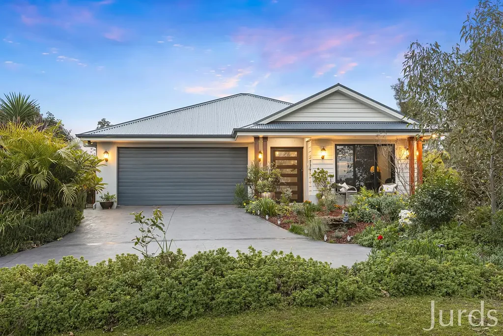 Cessnock 4 Bedroom Luxurious Living with a Picturesque Golf Course Outlook