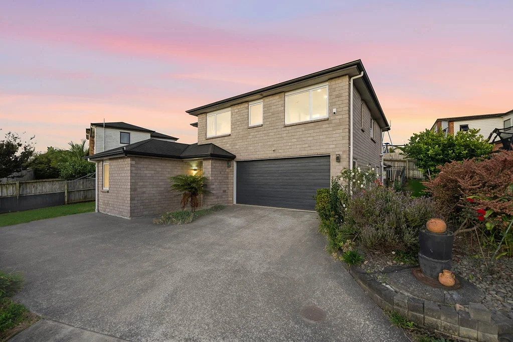 Papakura 5房 急售！坚固砖瓦住宅，双卫浴套间，通勤无忧，紧邻学校/购物中心/公共交通设施！ Urgent Sale – Brick & Tile  5 Bedrooms + 2 En...