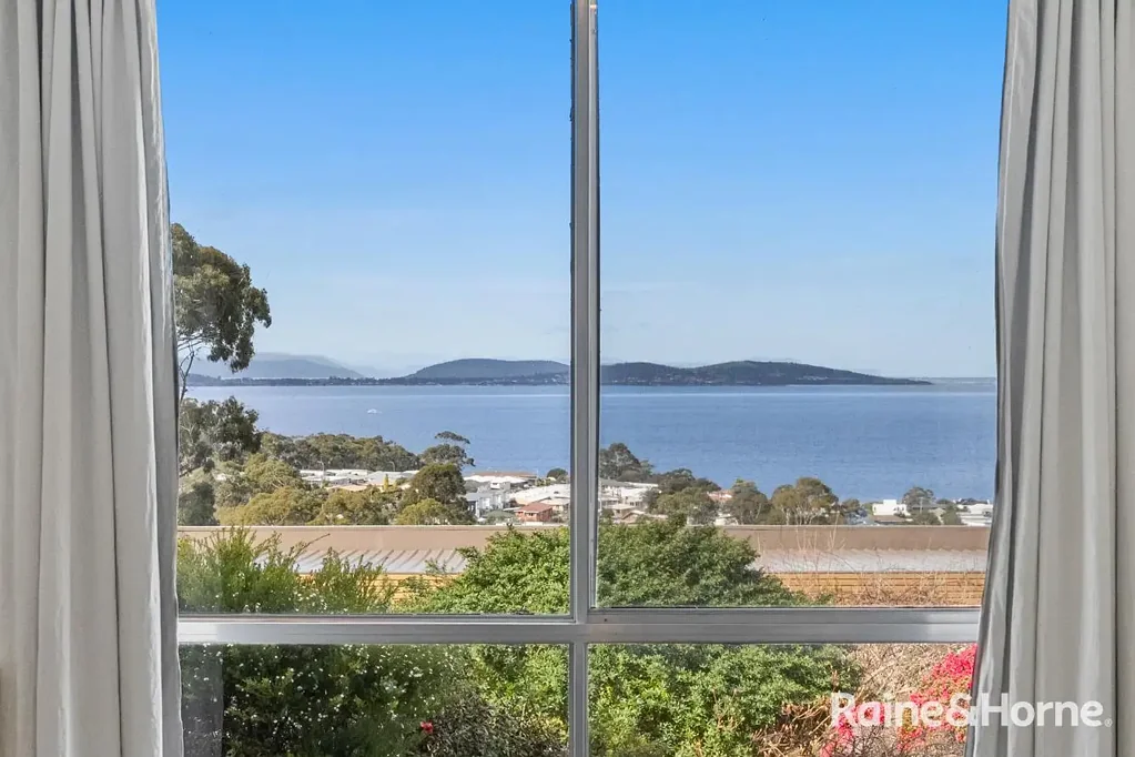 Blackmans Bay 3બેડરૂમ Water Views, Relaxed Living & Priced to Please