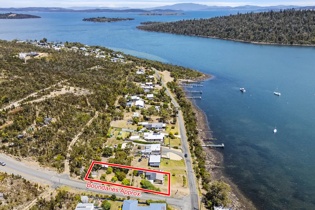 Murdunna 3 Bedroom "Bright Waters" North facing home, positioned  across the road from the waterfront