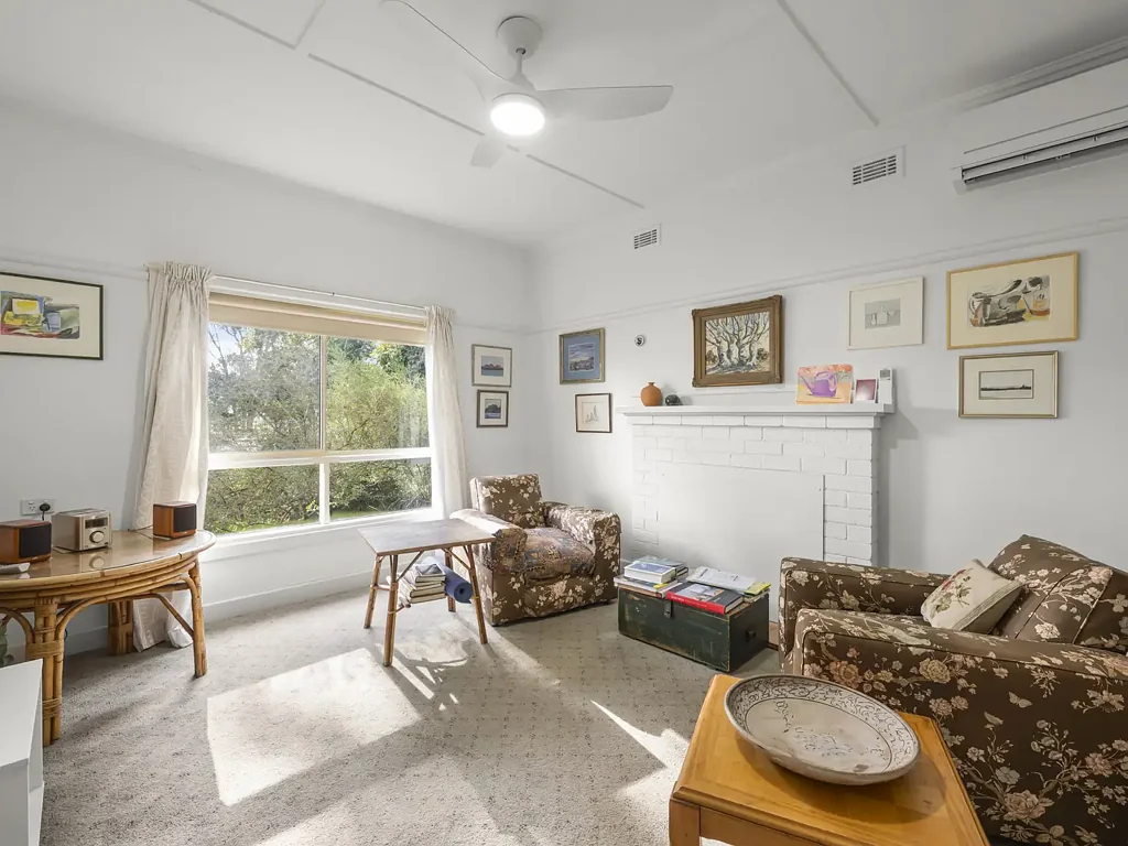 Euroa 4 Bedroom Great Location - Character 2 Br Home - Leased Self Contained 2br Granny Flat - Set in Lovely Native Gardens - Handy Shedding