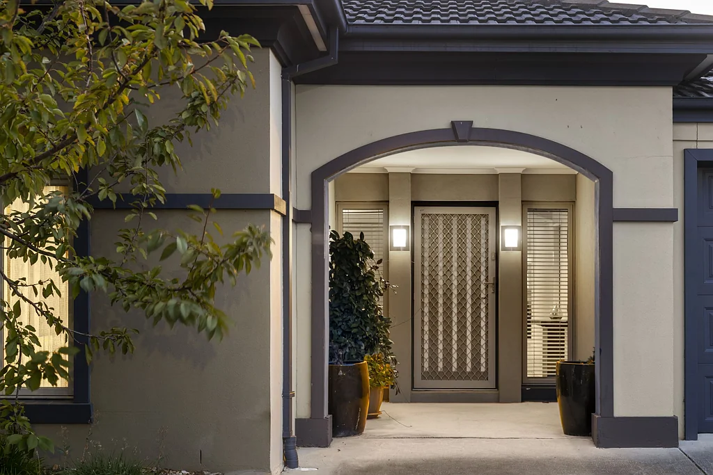 Hillside 5房 Regency Rise社区 近半英亩占地 私人车道 多车可停 双车库 书房独立 主卧步入式衣帽间 套内浴缸 岛台厨房 中央生活区 燃气壁炉 Men's cave 单元房独立套内浴 全围栏庭院 蒸发冷却 空调供暖 风扇全屋 距公园学校近 Expansive Family Living with Exceptional Outdoor Space and Ultimate Entertaining