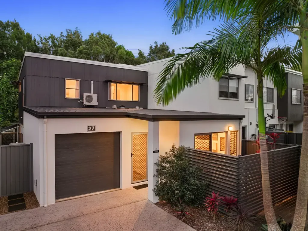 Meridan Plains 3房  Two Living Areas, Two Patios & a Private Green Outlook