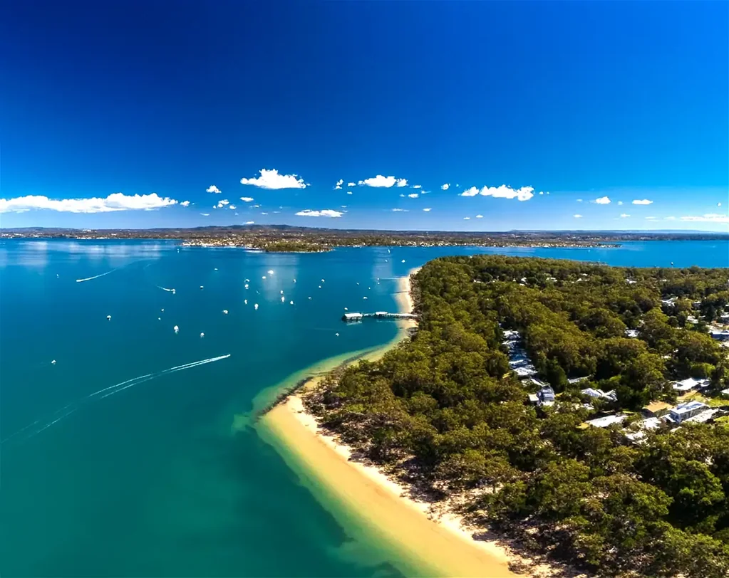 Redland Bay 4Kwarto The place to be "Baybe" * * Investors or Extended families * * Interest over $940,000