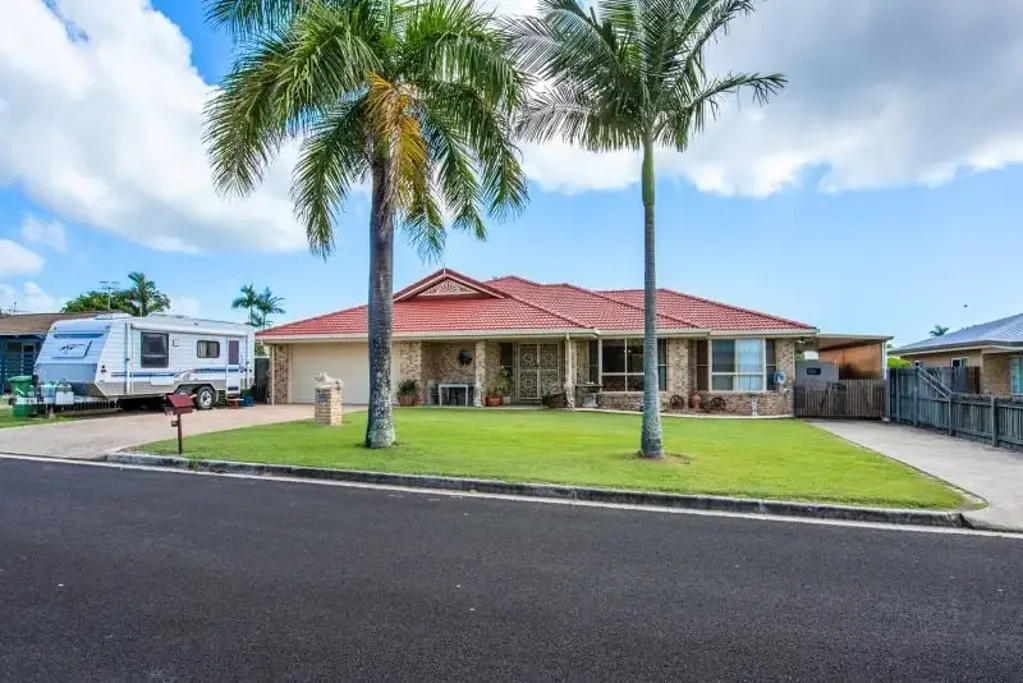 Tin Can Bay 4部屋 WITH TODAY'S COST TO BUILD, AND LAND PRICES THROUGH THE ROOF, THIS 35.5SQ PROPERTY IS BARGAIN BUYING!