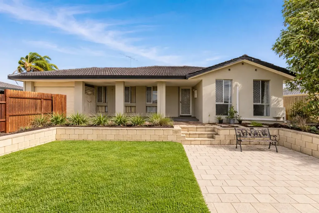 Bayswater 3ห้องนอน Solid 70s Renovated Home with Lock-Up Garage, Large Shed & Lovely Outdoor Spaces