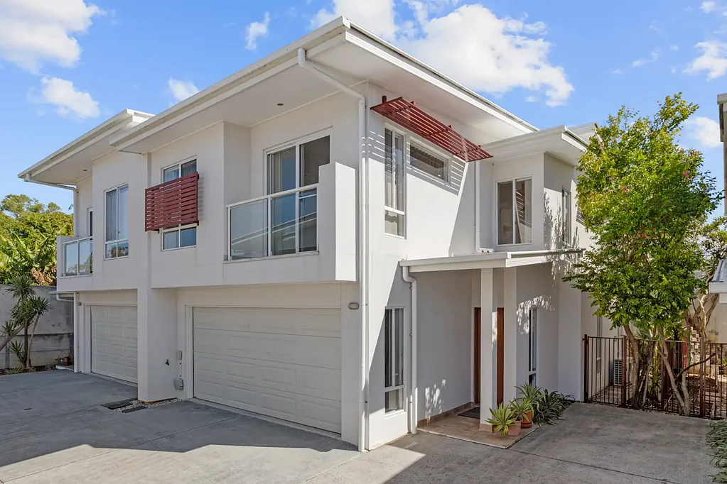 Southport 3房  Near-New Townhome Offering Space, Style & Convenience