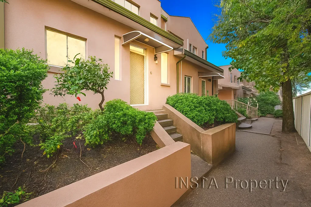 Bankstown 4Habitaciones Spacious Full-Brick Townhouse with Dual Access in Heart of Bankstown