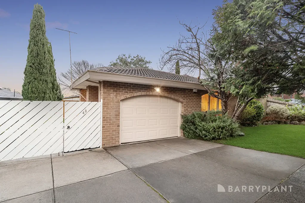 Bayswater North 4房 安全的娱乐场所，停车位充足。 Secure entertainer with extensive parking.