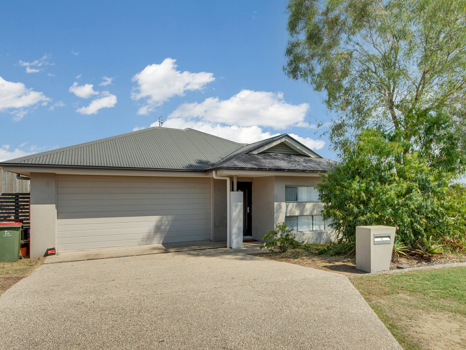 2 BUCHANEN ST, BOYNE ISLAND QLD 4680, 0 habitaciones, 0 baños, House