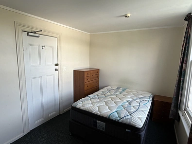 Modern room in a central location - Power and internet inclu