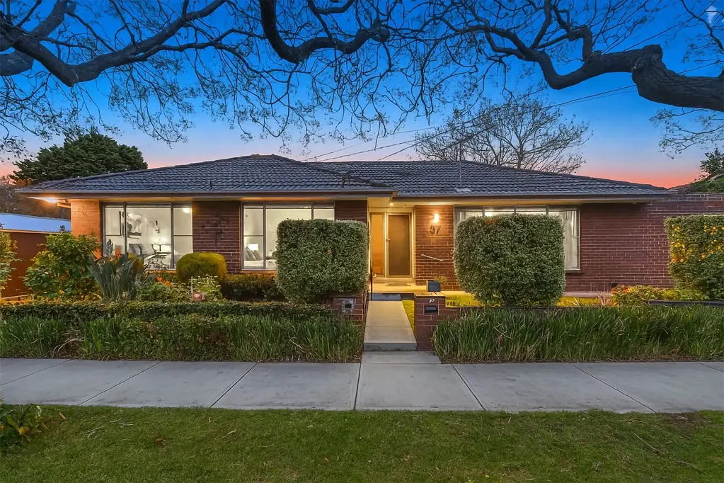Oakleigh East 4房  The Brief: Expansive 600sqm block with wide frontage and long proportions