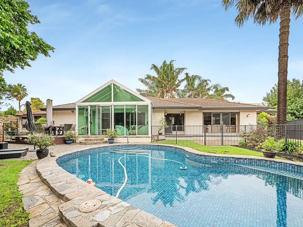 Spacious Family Entertainer with Solar-Heated Pool & Maintenance Included