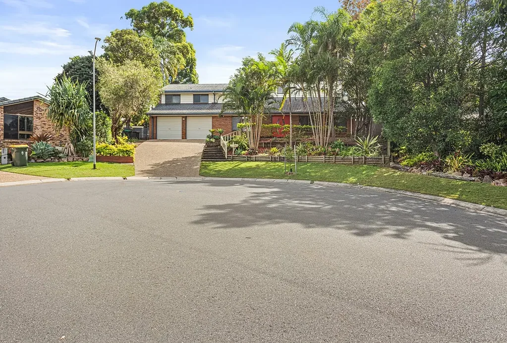 Spacious 5-Bedroom Family Home with Pool in Prime Carindale Location!