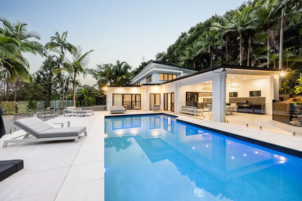 Eerwah Vale 6房  'Neeraway Land' - Approved dual living with productive paradise!