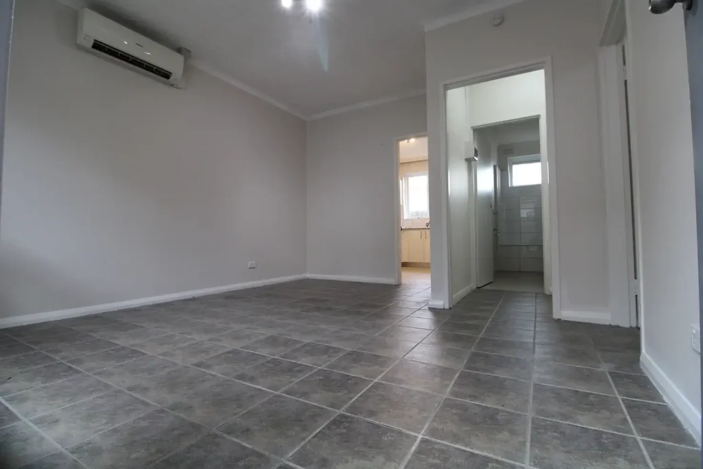 REFRESHED 2 BEDROOM UNIT WITH COURTYARD