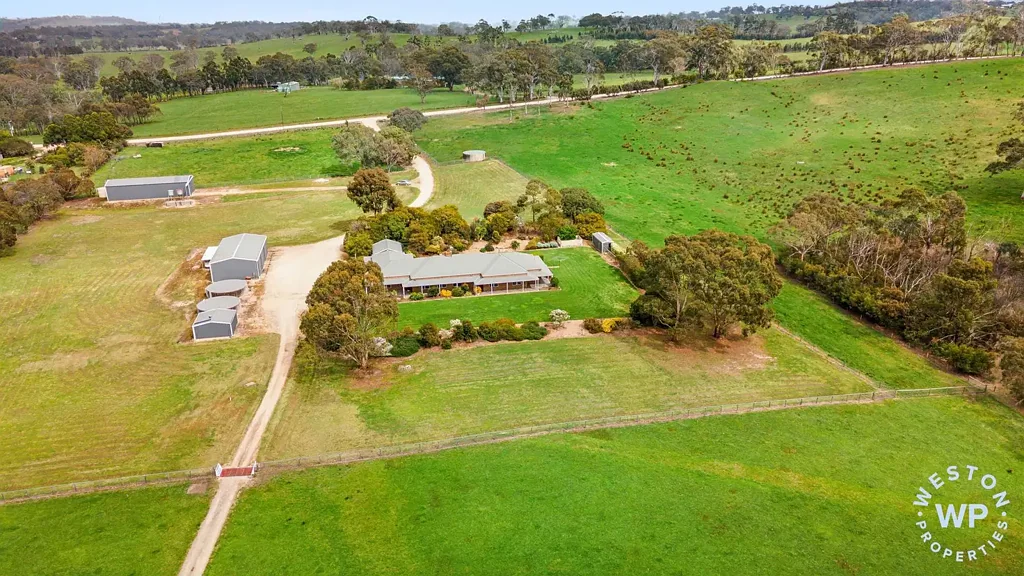 Harrogate 'Dustys Run' Located on Woodside's boundary | 80 Acres | 32.57 Hectares | High Quality Homestead | Significant Sheds