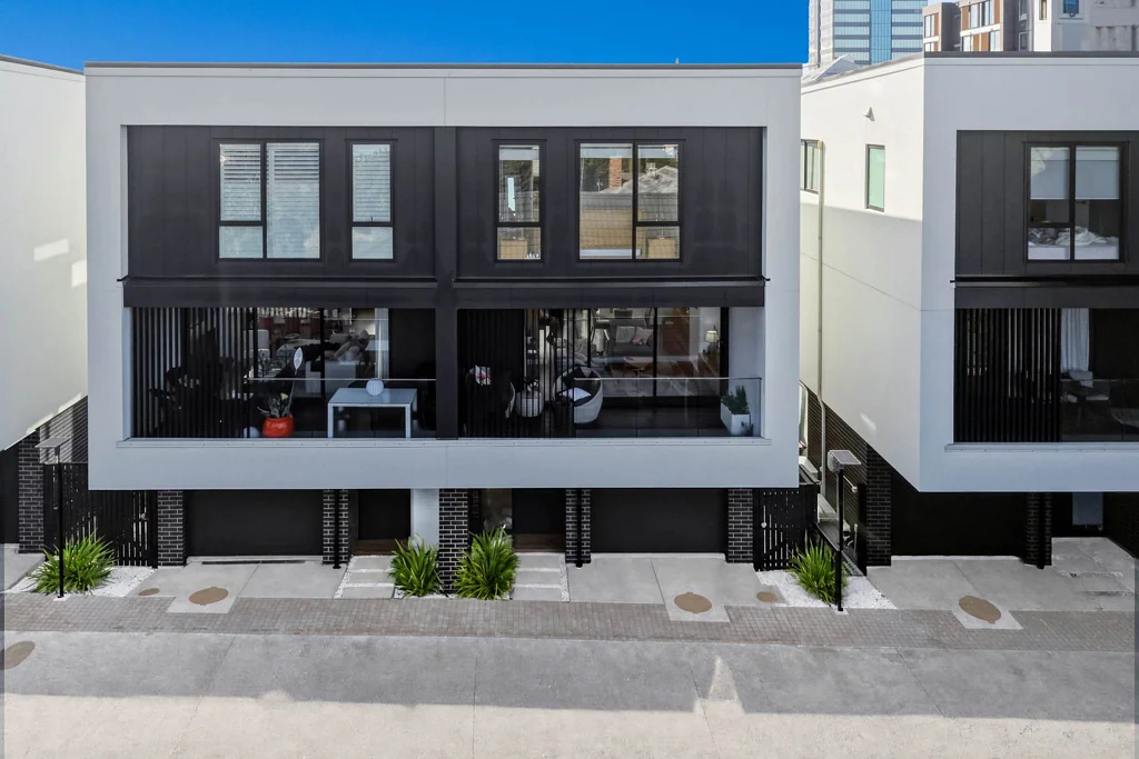 Takapuna 4房 现代生活典范｜坐拥Takapuna中心，空间与便利兼备的三层精品住宅 Modern Living in the Heart of Takapuna