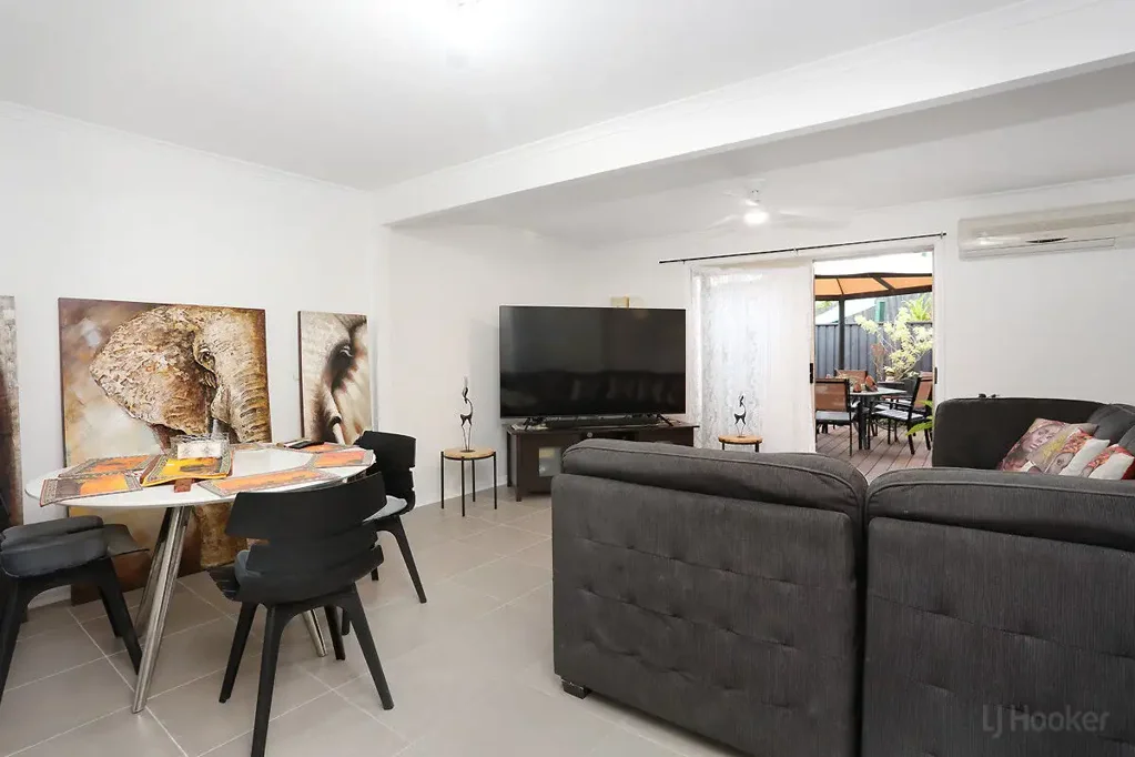 Labrador 2房  Modern Townhouse with Space, Style, and Location