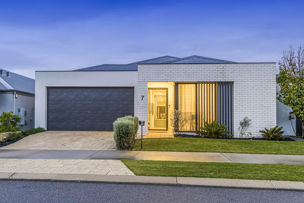 Lakelands 4침실 37-Course Ceilings, Heated Pool & Premium Display Home Finishes