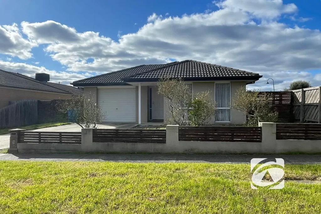 IDEAL FAMILY HOME WITH DUAL LIVING & GREAT LOCATION