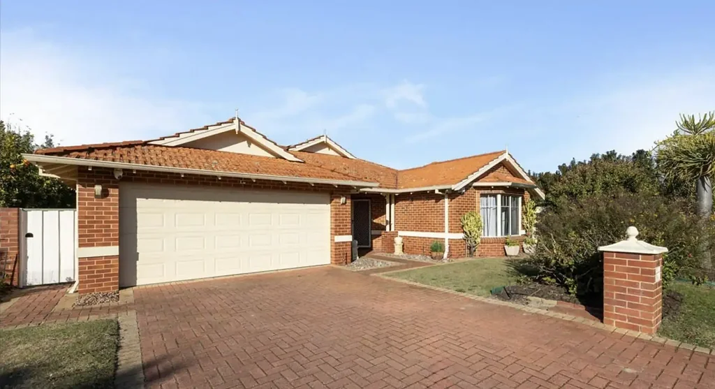 Modern, luxurious and newish house in a fabulous location! Extremely accessible, close to amenities, shops, etc!