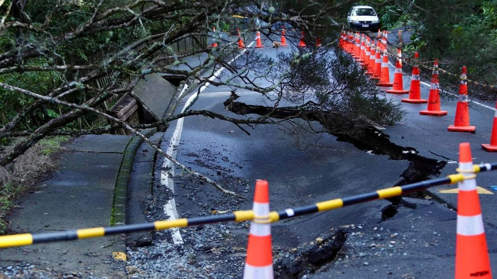 路面塌陷、水管爆裂,奥克兰西区道路突然开裂,已遭封锁