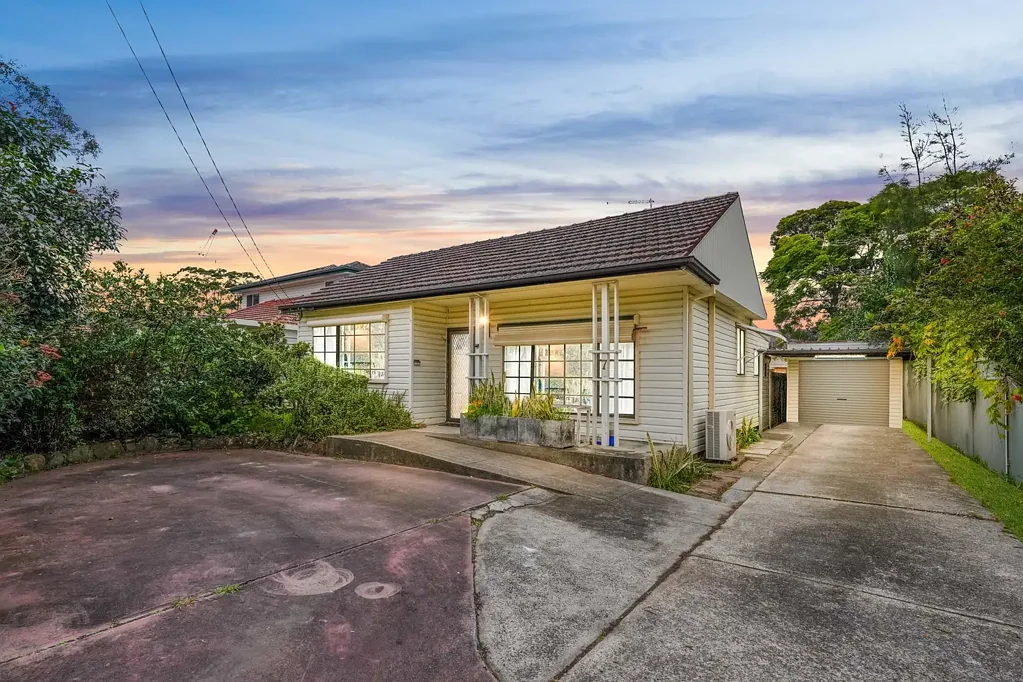 Sefton 4chambre Well kept residence brimming with potential within the sought-after Sefton High School zone