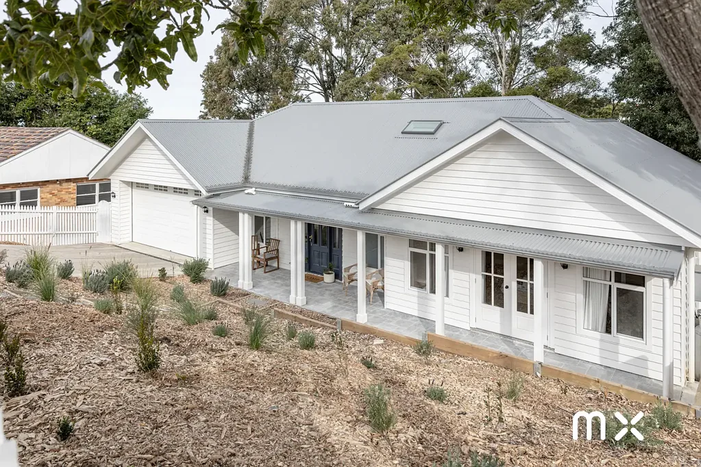 Corrimal 5房 宽敞地块1069平米 高地设计现代风格 多个生活区域 Smeg厨房石材台面 法式门连接景观 主卧带套间浴 主浴独立浴缸 分区空调系统 双车库内部通道 靠近学校公园商店 Serene Horizon