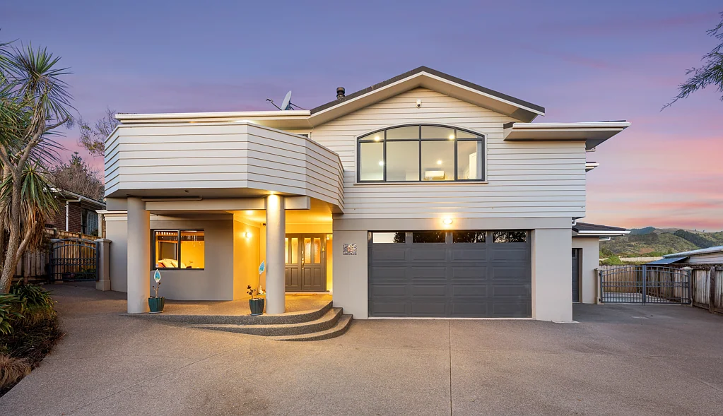 Raumati Beach 4 Bedroom Spacious, Stylish | Garaging Galore