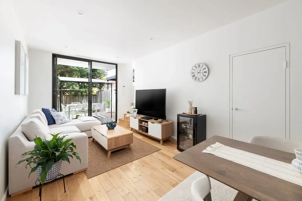 MODERN BEACHSIDE TOWNHOUSE