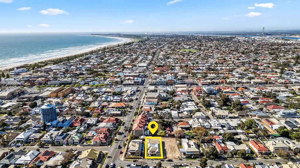 Semaphore 9ਬੈੱਡਰੂਮ Classic 1900s Cottage Offering Both Commercial and Residential Opportunities