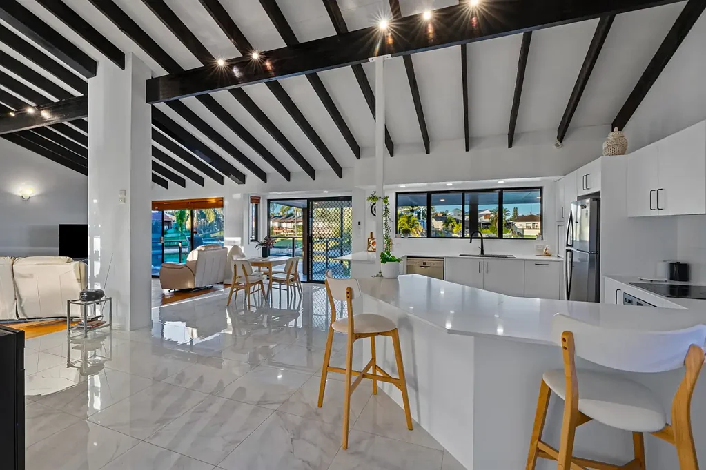 Benowa 4Phòng ngủ Single-Level Waterfront Living - East to Water with Skyline Views
