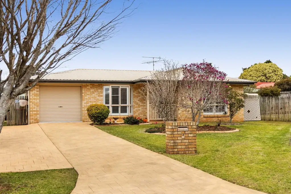 Middle Ridge 4房 翻新、适合家庭、位于死胡同尽头！ Renovated, Family Friendly, Cul-De-Sac Location!