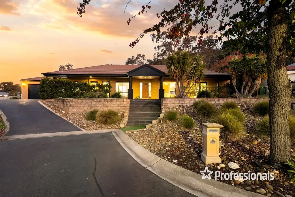 Elevated Family Living with Stunning Albury-Wodonga Views