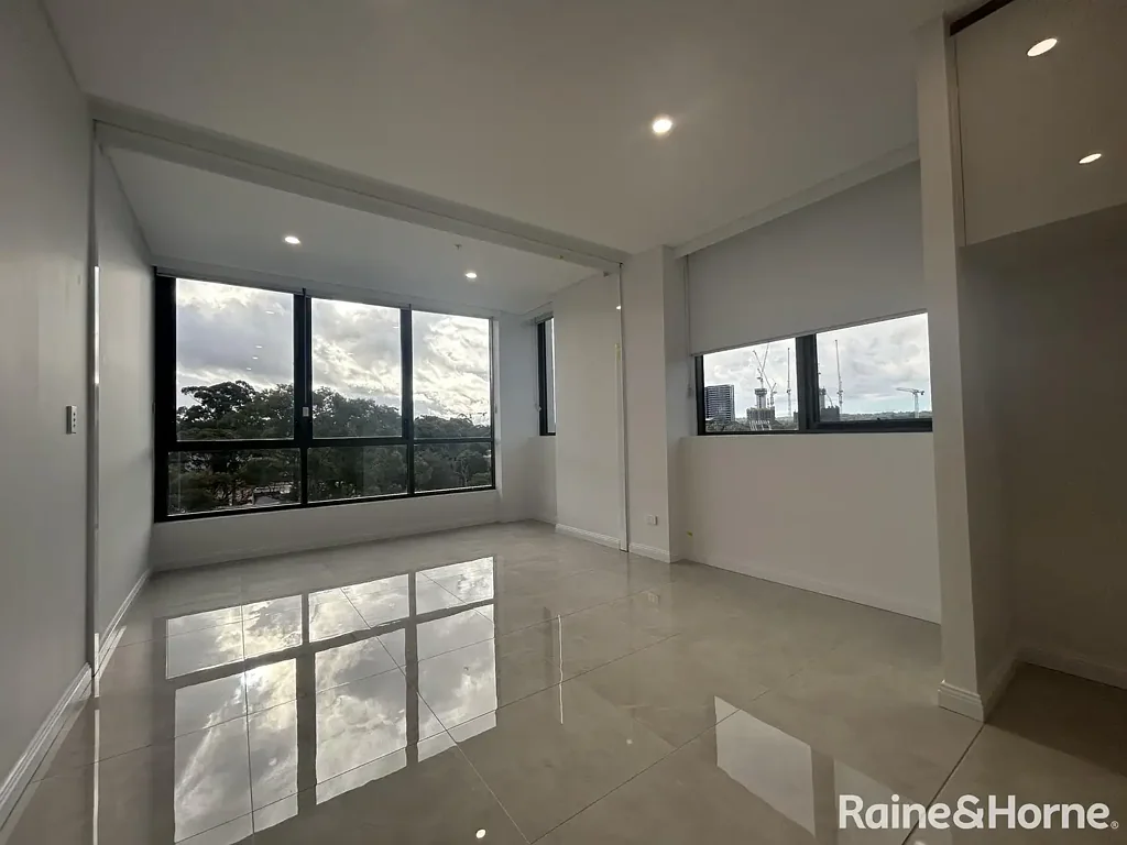 Modern Apartment Living with Study in a Prime Location